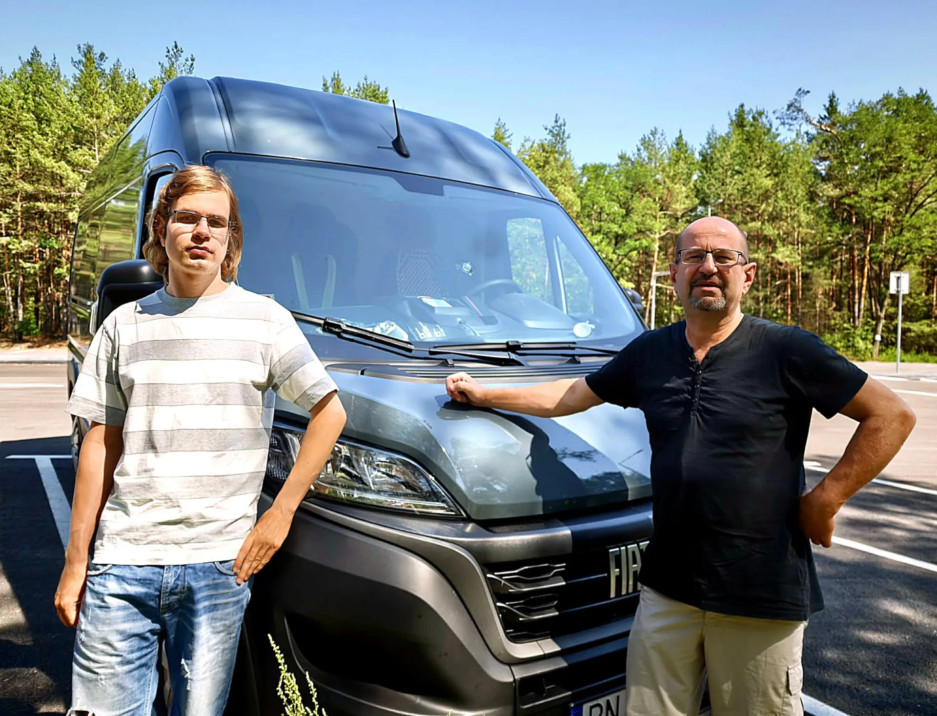 The DeliverEurope - Mefiu & Kris team, a package and parcel delivery company